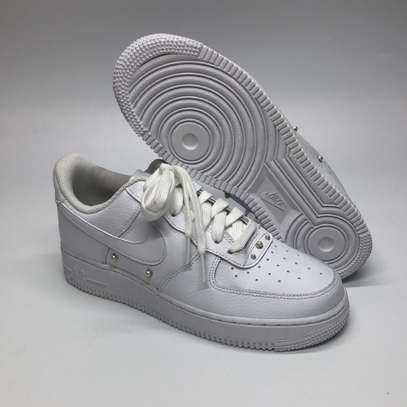 Nike Shoes - Women's Nike Air Force 1 07 SE Low Pearl White Metallic Silver DQ0231-100